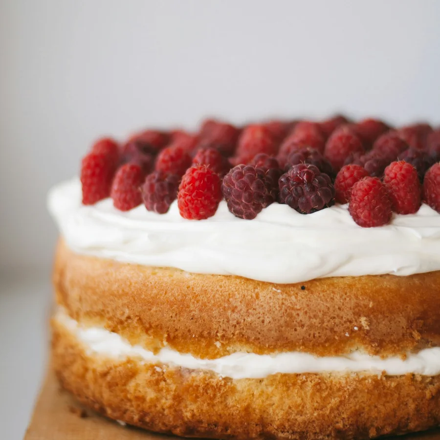 Torta de vainilla con frutos rojos
