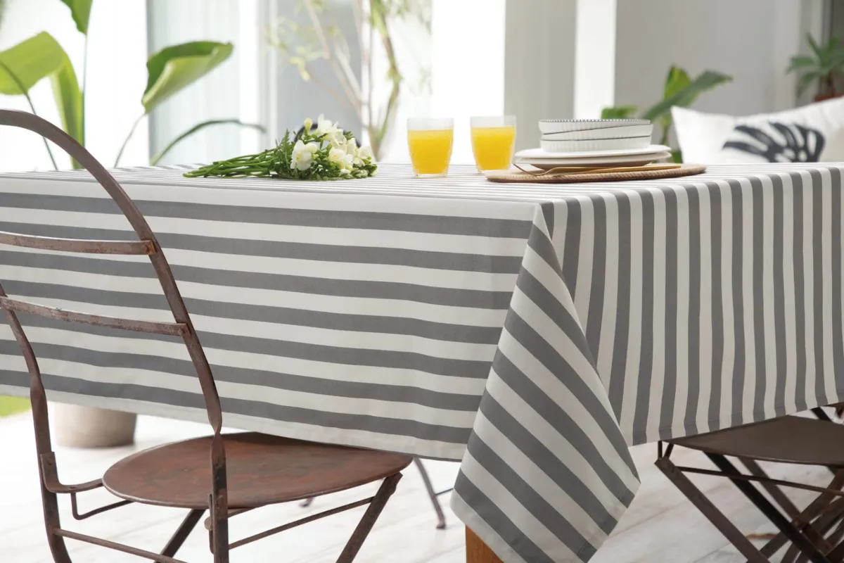 COMBO MESA LISTA: MANTEL COCINA REPELENTE LIQUIDOS PREMIUM 150 X 200 CM + SET DE 2 INDIVIDUALES REDONDOS 36 CM - JEAN CARTIER 