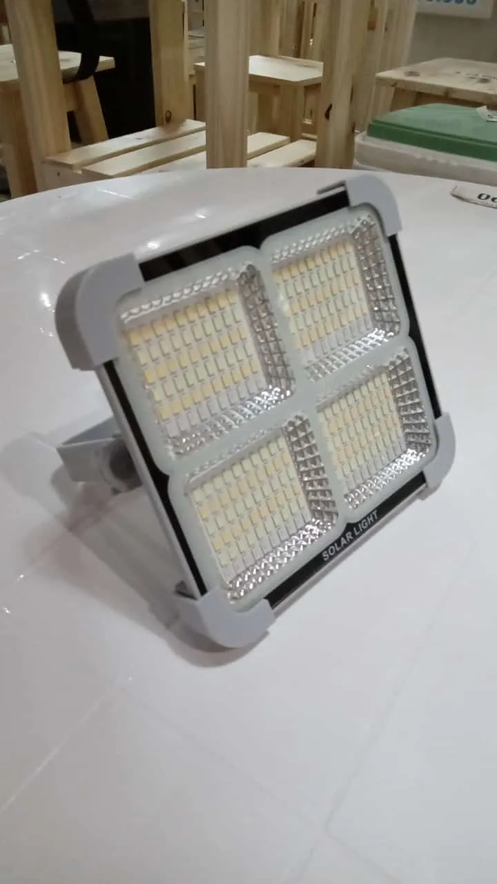 Reflector recargable solar
