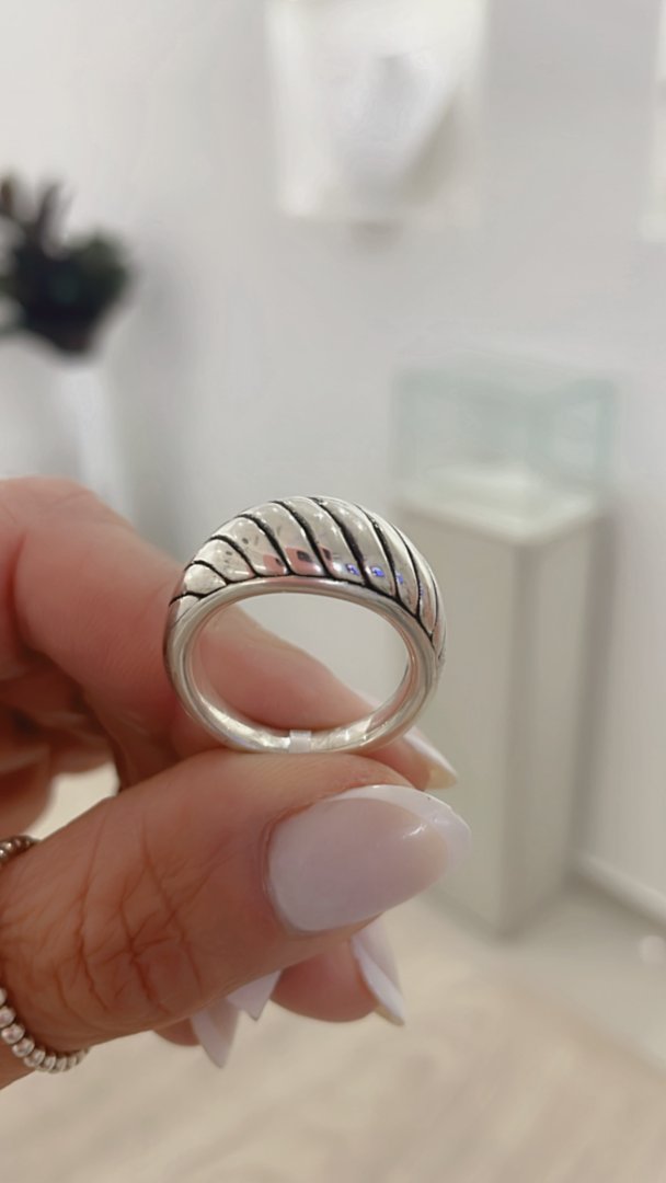 Anillo Bombé Líneas Inflado